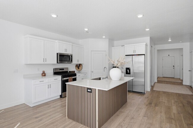 Building Photo - Extra Space, Extra Comfort! 5 Bedroom Home With Bonus Den in Long Valley!