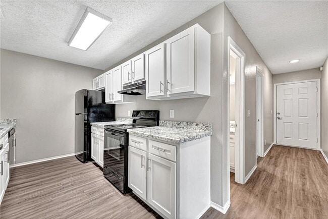 Building Photo - "Homey 3-Bed Townhouse on North Boxley Ave...
