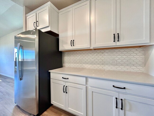 Building Photo - Spacious Modern 4/BR 3/BA Home with Stunning Features!