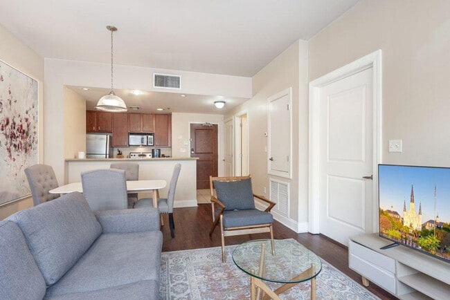 Building Photo - 925 Common St