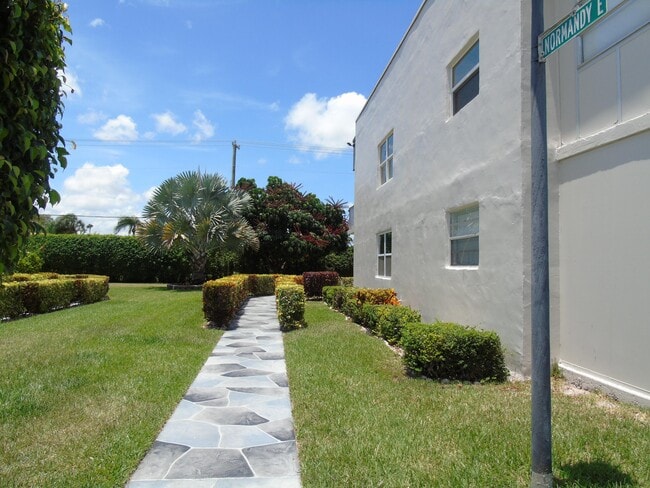 Building Photo - 219 Normandy Ln