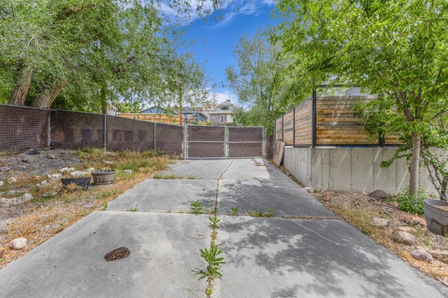 Building Photo - 951 E 700 S