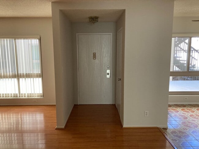 Building Photo - Fox Hills 2 Bd Condo
