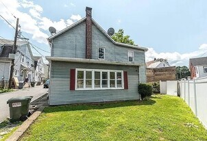 Building Photo - 536 Jischke St