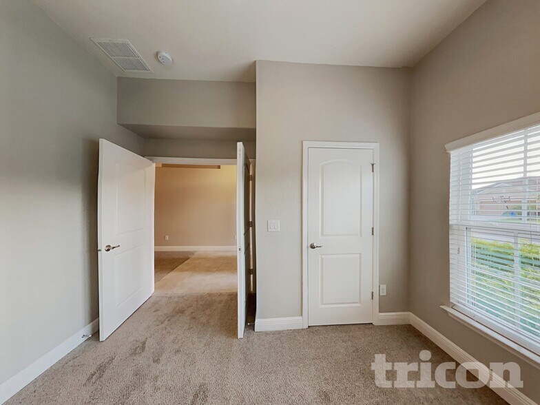 Building Photo - 14502 Dunrobin Dr