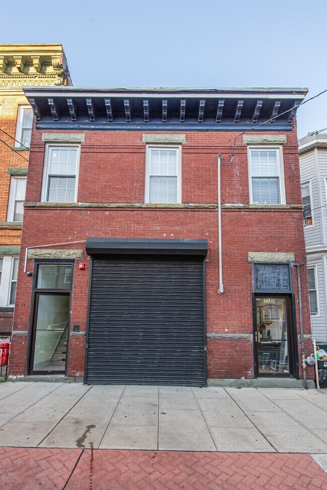 Building Photo - 712 22nd St