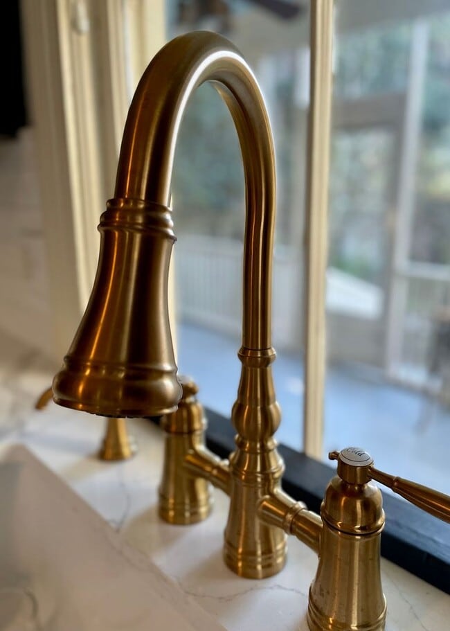 Building Photo - Available for lease May-September 2026. Stunning Fully-Furnished 3 BR/2.5 BA Available in the Hea...