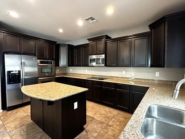 Building Photo - 11053 E Roselle Ave