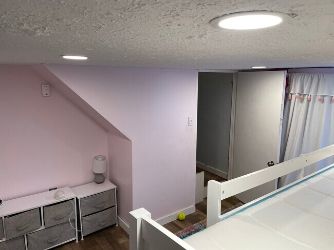 Building Photo - 3124 W Fairview Ave