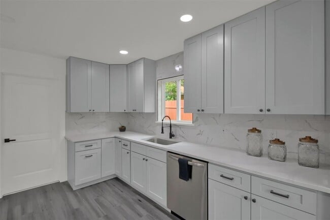 Building Photo - 1408 Fairfield Dr