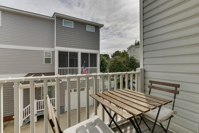 Building Photo - 4815 Lake Dr