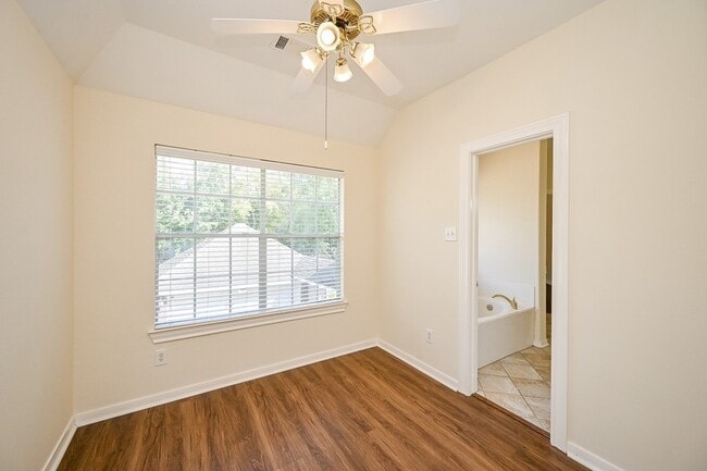 Building Photo - 1547 Lakeside Enclave Dr
