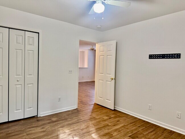 Building Photo - Four Bedroom, End Unit Townhome in the Farm!