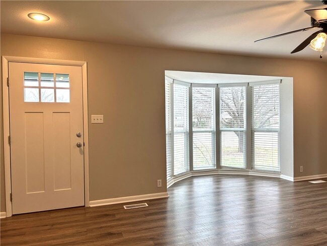 Building Photo - 301 Crestview Dr