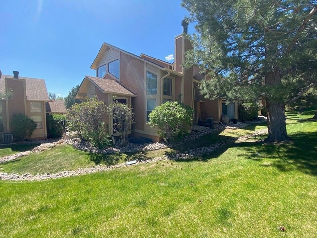 Building Photo - Beautiful 3 Bedroom 2 Bath Townhome Close ...