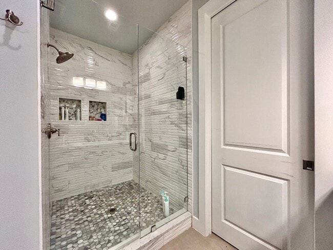 Building Photo - 930 E 54th St