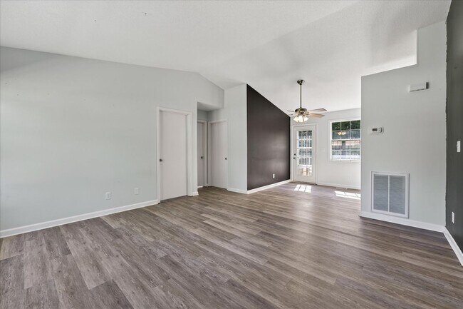 Building Photo - 727 Acorn Dr
