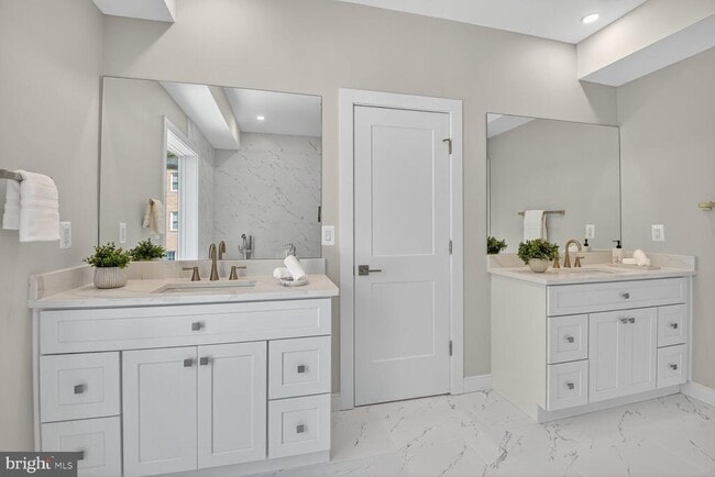 Building Photo - 5310 Cathedral Ave NW