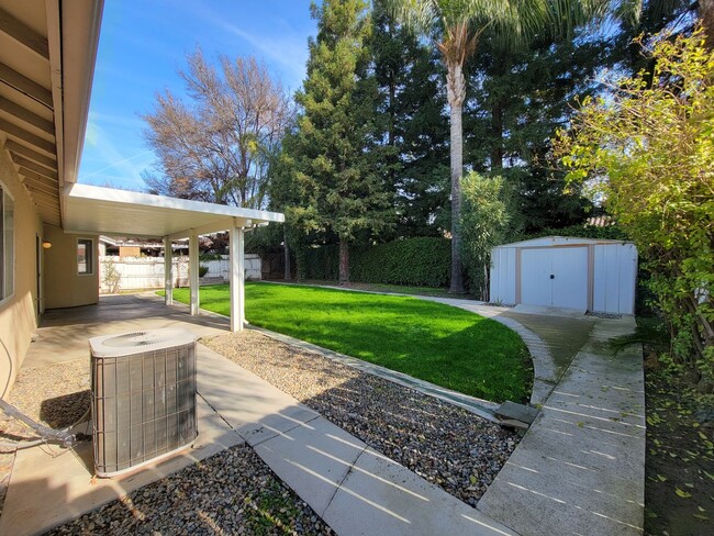 Building Photo - 3 Bedroom 2 Bathroom in NE Visalia!