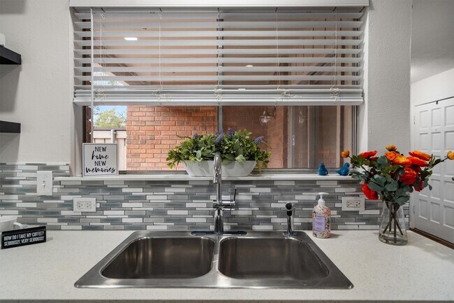 Building Photo - 2808 Escada Dr