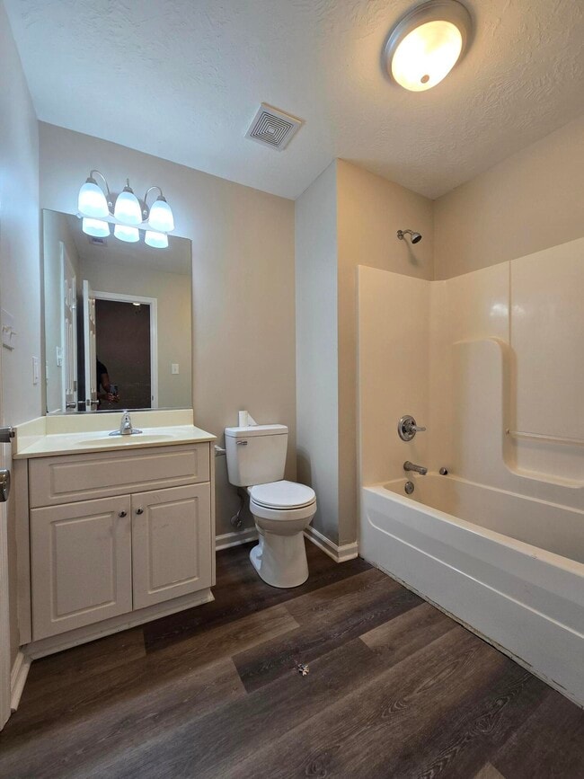 Building Photo - 528 Edgecliff Ln