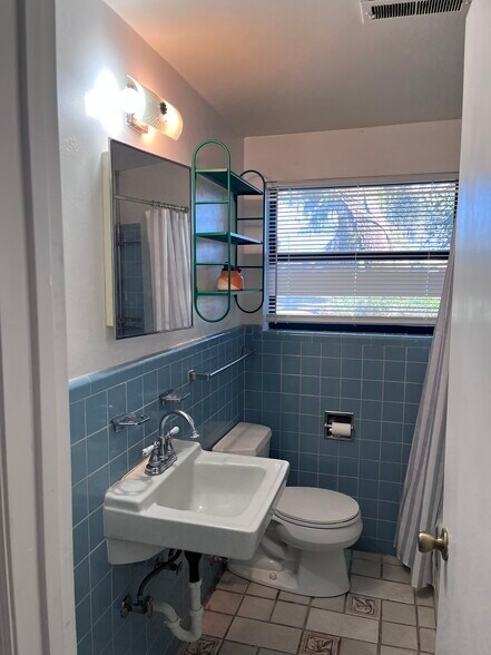 Building Photo - 3812 SW 15th St