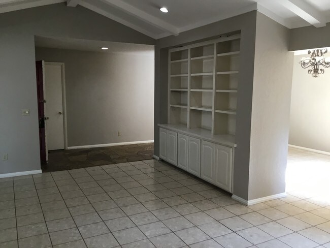 Building Photo - 3205 Raintree Rd