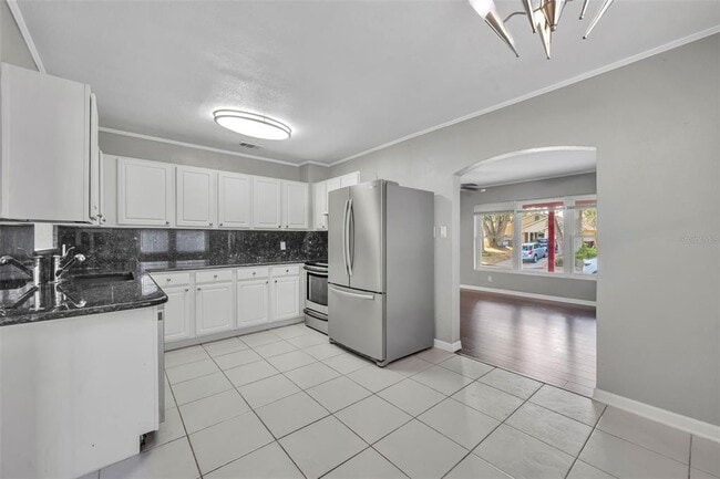 Building Photo - 1811 Park Lake St