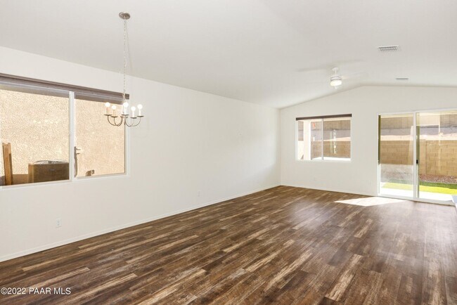 Building Photo - 1385 Warbler Wy