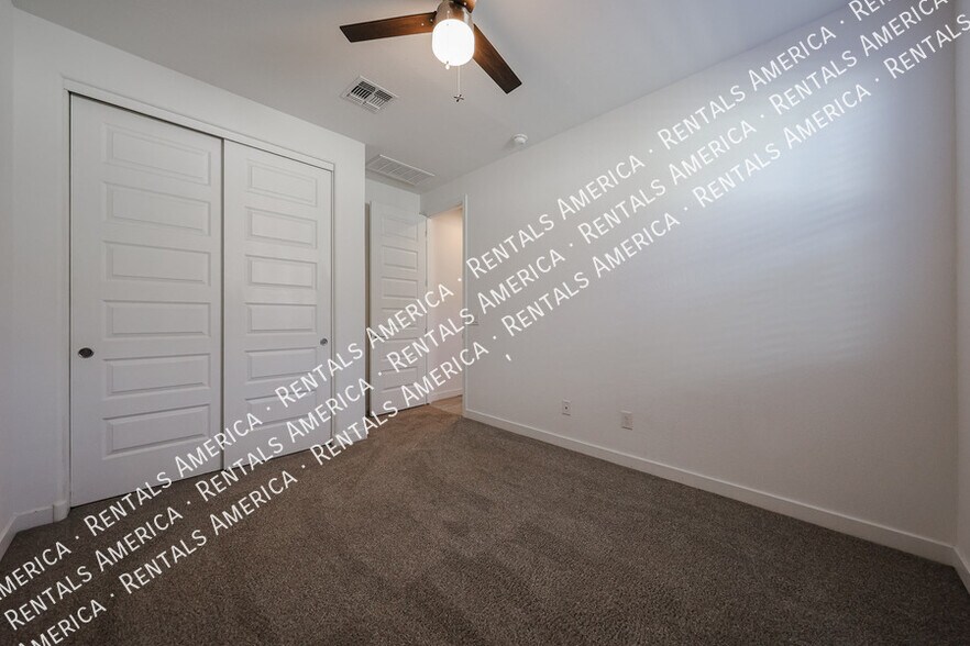 Building Photo - 2256 E Ridgewood Ln