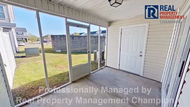 Building Photo - Super cute 2 BD/2.5 BA Townhome with Screened Porch