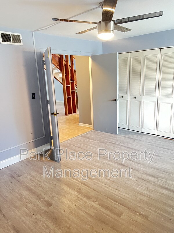 Building Photo - 456 Orienta point