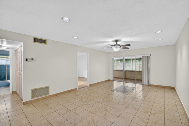 Building Photo - 638 Marlboro Oval