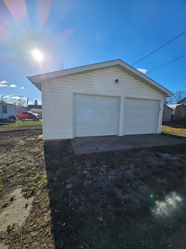 Building Photo - Spacious 5 Bedroom 2 Bath Home in Knoxville