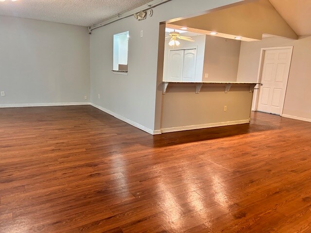 Building Photo - 4294 Tanglewilde Dr S