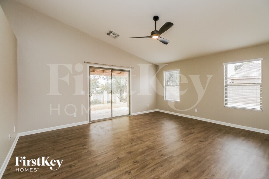 Building Photo - 1610 E Desert Ln