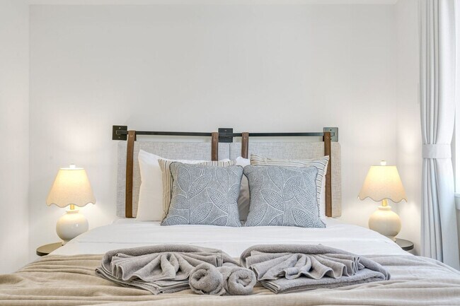 Building Photo - 722 3rd Ave N