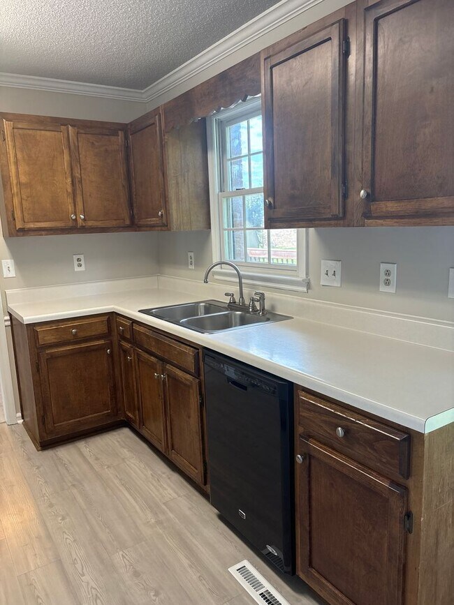 Building Photo - Spacious Brick Home with Fenced-In Back Yard!