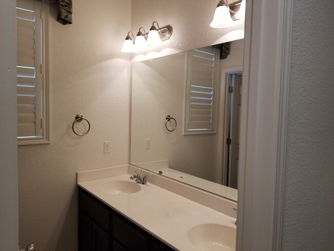 Building Photo - Beautiful Home - Like New Condition- Move in Ready