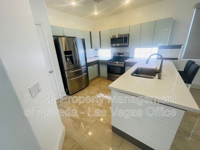 Building Photo - 9341 Lugo St