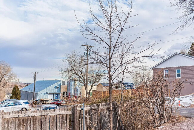 Building Photo - Spacious 3-Bedroom Duplex in Old Colorado ...