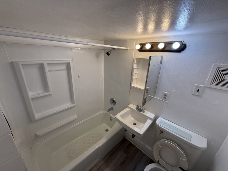 Bathroom - 406 W 14th Ave