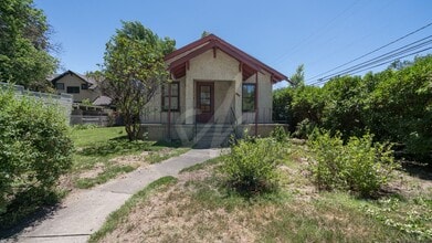 Building Photo - Historic Downtown Home