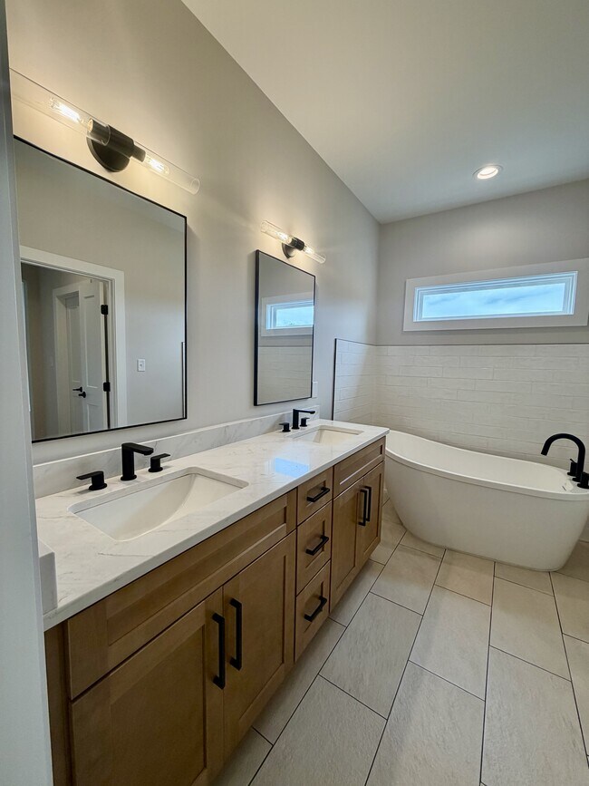 Building Photo - 204 Crest Ridge Ct