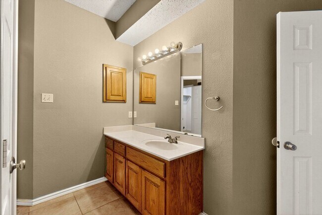 Building Photo - 165 Hirth Dr