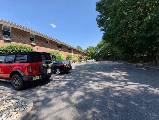 Building Photo - Lake View Apartment in a Peaceful Park Ridge Community