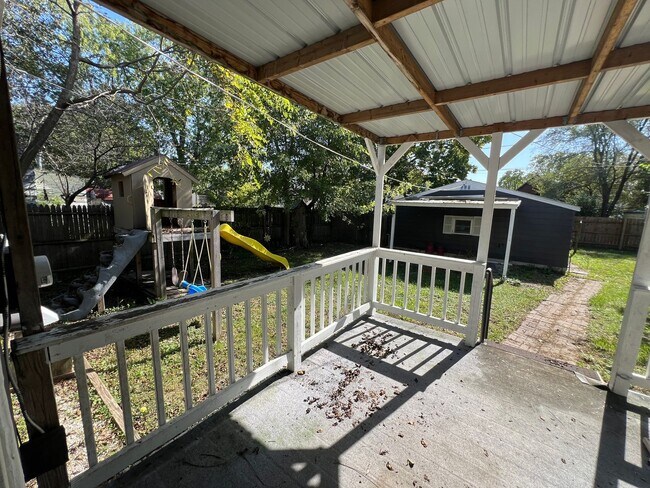 Building Photo - 2 bed 1 bath with garage and fenced in yard