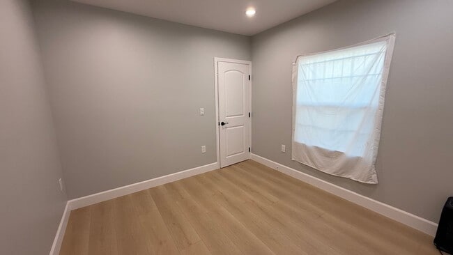 Building Photo - EPIC REA: Charming 2 Bed/ 1 Bath Home in Oakland’s Foothill Neighboorhood