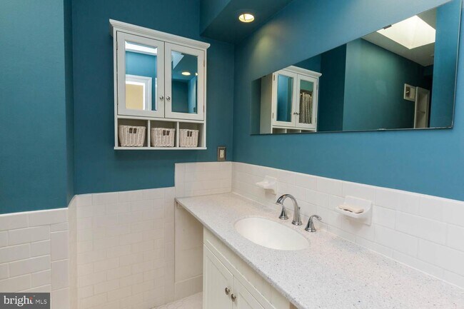 Building Photo - 113 Mountain St