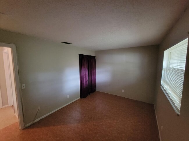 Building Photo - 3135 Pine Tree Ave